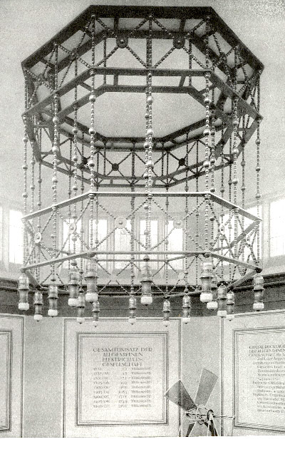 eckenbeleuchtung im AEG Pavillon der Schiffbauausstellung in Berlin 1908 von Peter Behrens.