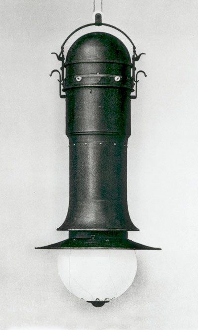 AEG Intensiv-Flammbogenlampe von 1908 
Entwurf von Peter Behrens.