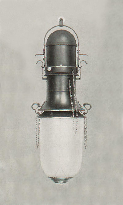 AEG Triplex-Flammbogenlampe von 1908, 
Entwurf von Peter Behrens.