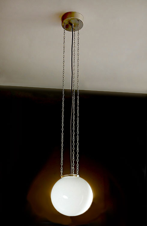 ME 104 Pendelleuchte
Kugel &Oslash;: 25 und 40 cm, opal &uuml;berfangen. 
Produktion: 
Schwintzer & Gr&auml;ff, 
ME 104a, 5494, 
H: 100 cm, &Oslash;: 25 cm, opal &uuml;berfangen.
ME 104b, 5488
H: 110 cm, &Oslash;: 40 cm, opal &uuml;berfangen.
Marianne Brandt.