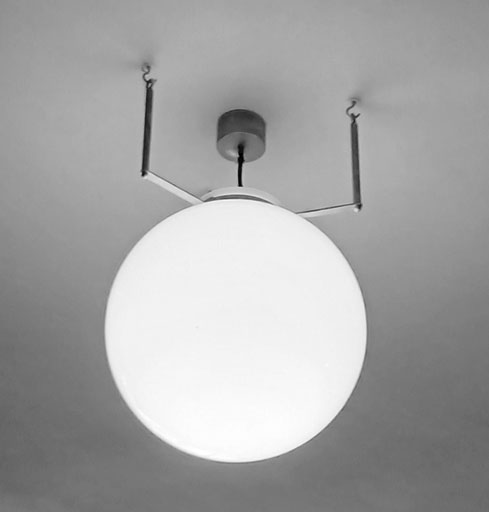 Deckenleuchte ME 27, Marianne Brandt, 1926 
Opalglaskugel