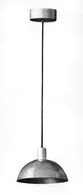 ME 85 Pendelleuchte
Produktion: Auer Stotz: BS 13
Schnurpendel schwarz,
Aluminiumreflektor, Ø: 30 cm.
Entwurf: Marianne Brandt 1928