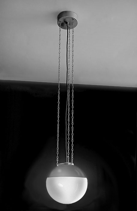 ME 97 Pendelleuchte
Messing vernickelt
Produktion: Auer Stotz: BS 16a
Version 1: Glas opal überfangen,
Version 2: Glas halb opal überfangen, matt.
Marianne Brandt, Hans Przyrembel 1927