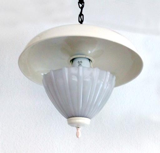 EMDA Leuchte mit &bdquo;SCHACO&ldquo; Porzellanfassung. 